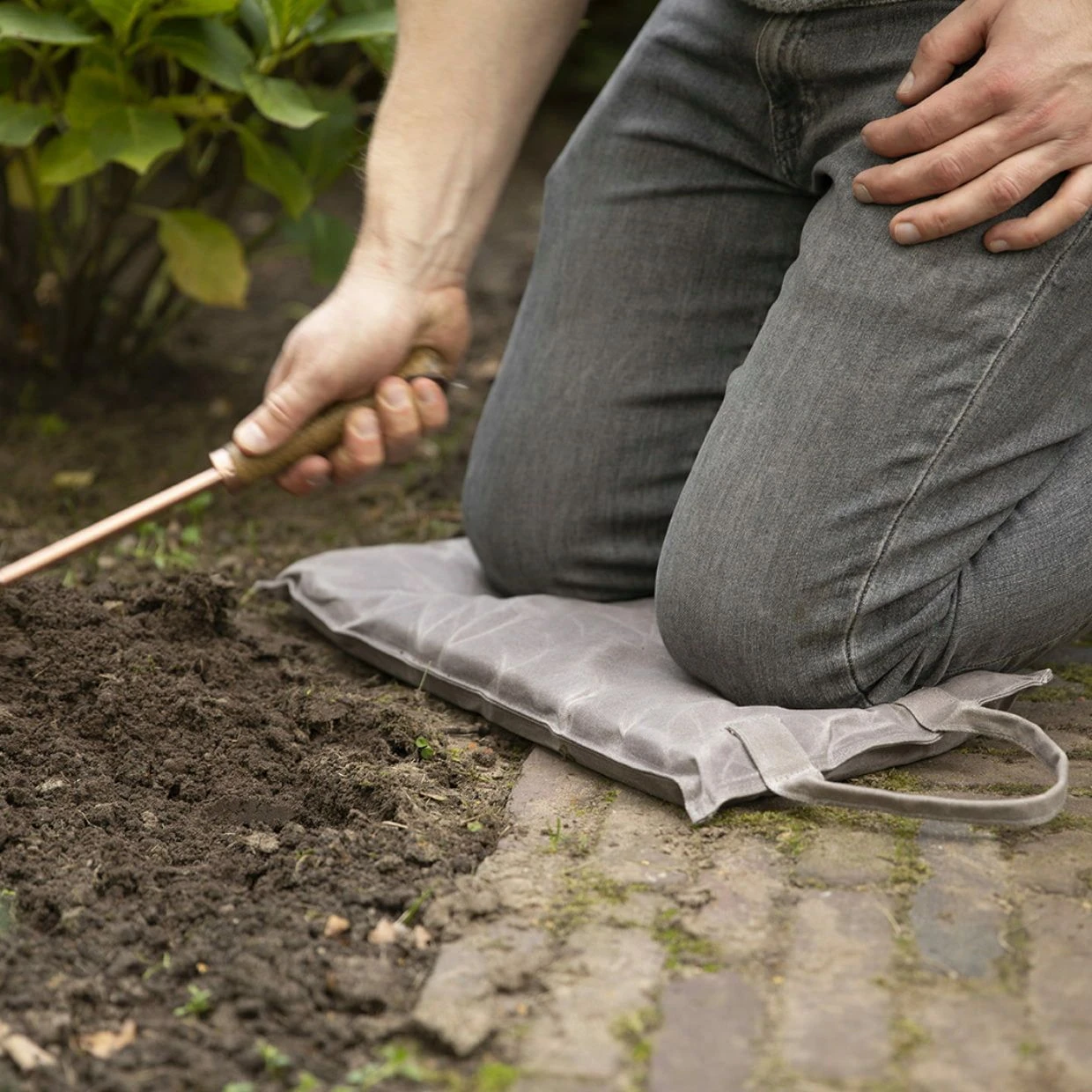 ESSCHERT DESIGN Kniepolster Aus Gewachstem Canvas 4 ESSCHERT DESIGN Kniepolster Aus Gewachstem Canvas – Bild 2